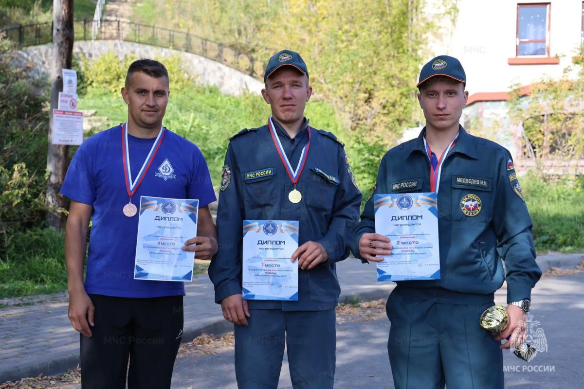В Горно-Алтайске прошли соревнования «Вертикальный вызов» среди пожарных В Горно-Алтайске прошли соревнования «Вертикальный вызов» среди пожарных