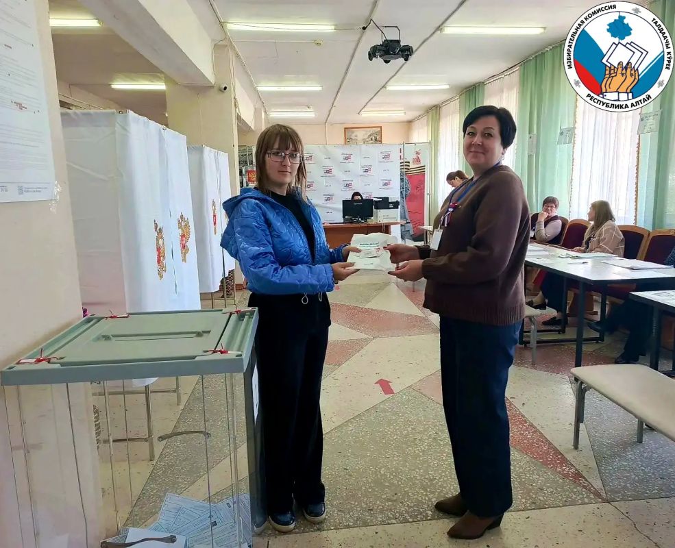 В дни голосования на избирательные участки Республики Алтай пришли те, для кого выборы депутатов Государственной Думы IX созыва стали особенными — наши юные земляки голосовали впервые! В дни голосования на избирательные участки Республики Алтай пришли те, для кого выборы депутатов Государственной Думы IX созыва стали особенными — наши юные земляки голосовали впервые!
