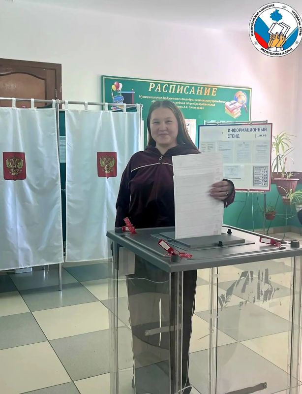 В дни голосования на избирательные участки Республики Алтай пришли те, для кого выборы депутатов Государственной Думы IX созыва стали особенными — наши юные земляки голосовали впервые! В дни голосования на избирательные участки Республики Алтай пришли те, для кого выборы депутатов Государственной Думы IX созыва стали особенными — наши юные земляки голосовали впервые!