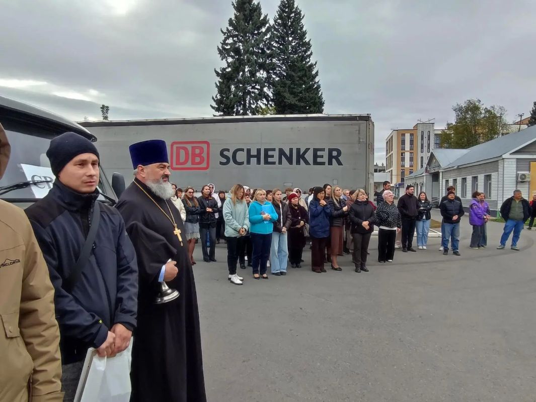 Прямо сейчас в Майме проходит торжественная отправка очередной партии гуманитарного груза Прямо сейчас в Майме проходит торжественная отправка очередной партии гуманитарного груза