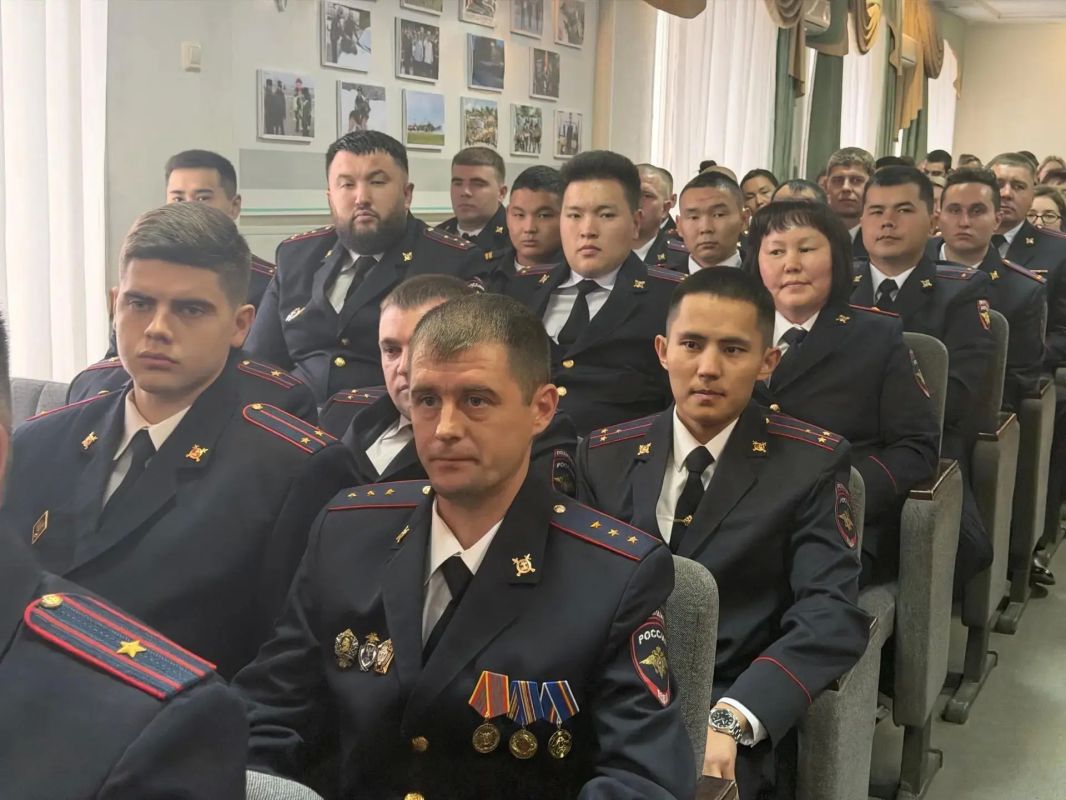 Председатель Госсобрания — Эл Курултай Эжер Ялбаков поздравил сотрудников и ветеранов уголовного розыска с профессиональным праздником Председатель Госсобрания — Эл Курултай Эжер Ялбаков поздравил сотрудников и ветеранов уголовного розыска с профессиональным праздником