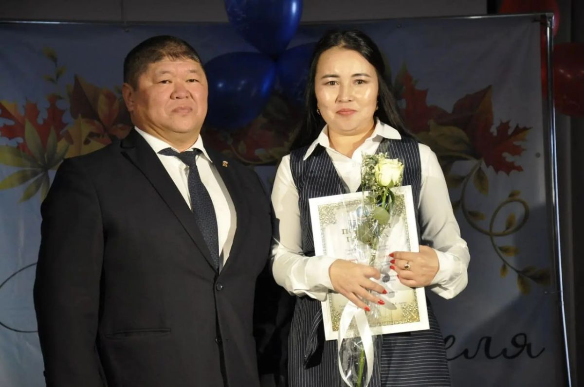 В Улагане прошло торжественное мероприятие, посвящённое профессиональным праздникам — Дню учителя, Дню воспитателя и Дню работников дополнительного образования