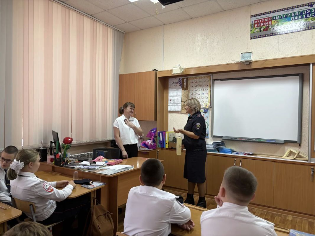 День учителя и важный разговор о безопасности школьников с сотрудниками транспортной полиции День учителя и важный разговор о безопасности школьников с сотрудниками транспортной полиции