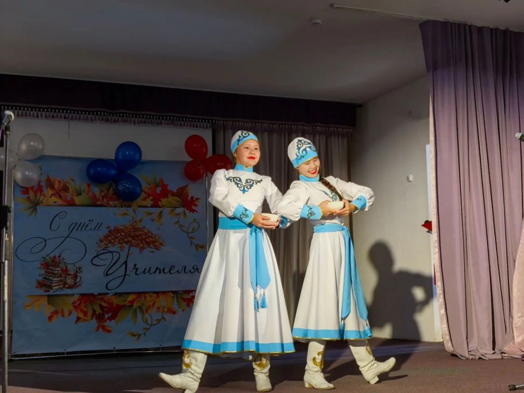 В Улагане прошло торжественное мероприятие, посвящённое профессиональным праздникам — Дню учителя, Дню воспитателя и Дню работников дополнительного образования В Улагане прошло торжественное мероприятие, посвящённое профессиональным праздникам — Дню учителя, Дню воспитателя и Дню работников дополнительного образования