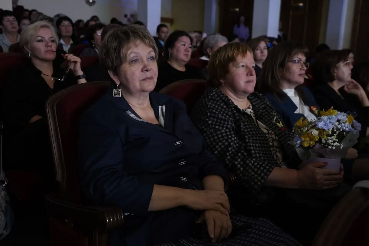 Торжественное мероприятие, посвящённое Дню учителя, состоялось сегодня в Национальном театре имени П. В. Кучияка Торжественное мероприятие, посвящённое Дню учителя, состоялось сегодня в Национальном театре имени П. В. Кучияка