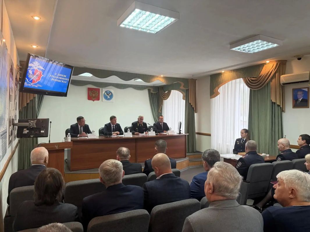 Председатель Госсобрания — Эл Курултай Эжер Ялбаков поздравил сотрудников и ветеранов уголовного розыска с профессиональным праздником Председатель Госсобрания — Эл Курултай Эжер Ялбаков поздравил сотрудников и ветеранов уголовного розыска с профессиональным праздником