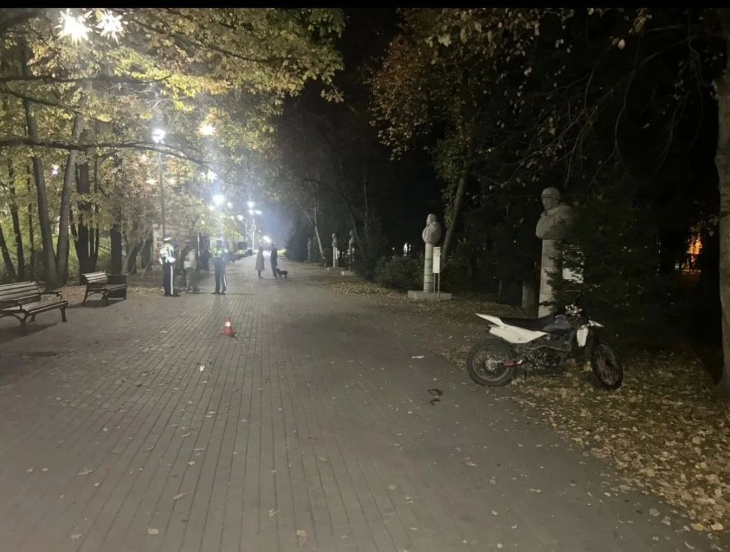 В Парке Победы в Горно-Алтайске нетрезвый 16-летний мотоциклист сбил мужчину В Парке Победы в Горно-Алтайске нетрезвый 16-летний мотоциклист сбил мужчину