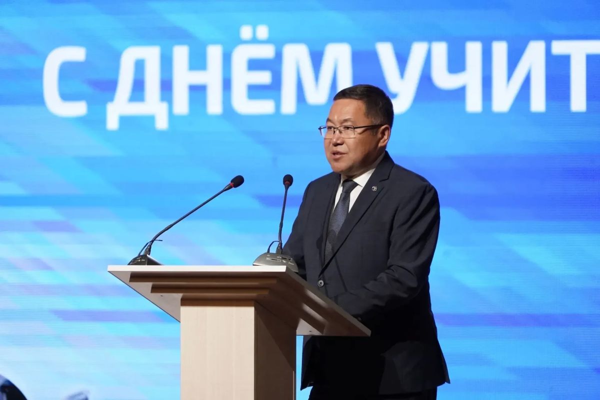 Торжественное мероприятие, посвящённое Дню учителя, состоялось сегодня в Национальном театре имени П. В. Кучияка