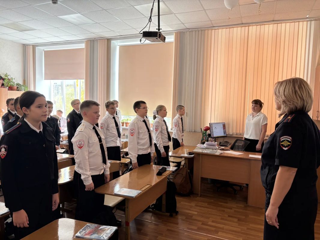 День учителя и важный разговор о безопасности школьников с сотрудниками транспортной полиции День учителя и важный разговор о безопасности школьников с сотрудниками транспортной полиции