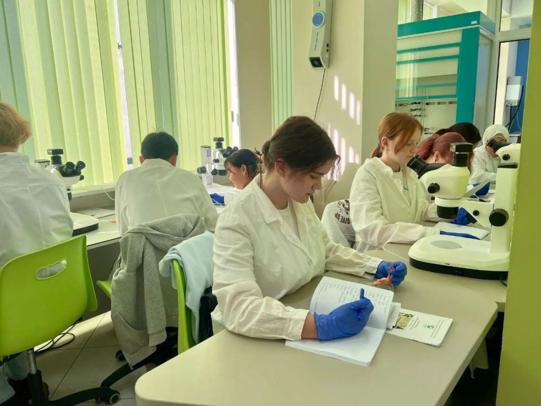 Школьники, готовые выйти за рамки стандартной программы, прошли интенсивную смену по олимпиадной биологии в Центре одарённых детей «Алтай.Сириус» Школьники, готовые выйти за рамки стандартной программы, прошли интенсивную смену по олимпиадной биологии в Центре одарённых детей «Алтай.Сириус»