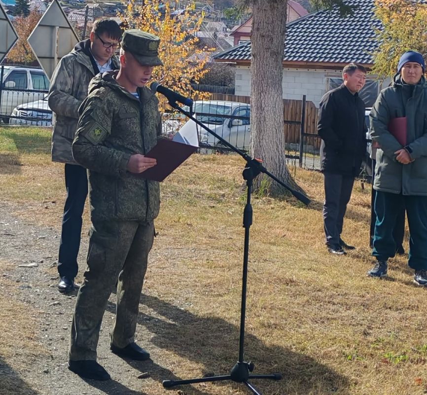Сегодня в Усть-Кане торжественно проводили призывников, которые отправляются нести срочную службу в рядах Вооруженных Сил России Сегодня в Усть-Кане торжественно проводили призывников, которые отправляются нести срочную службу в рядах Вооруженных Сил России