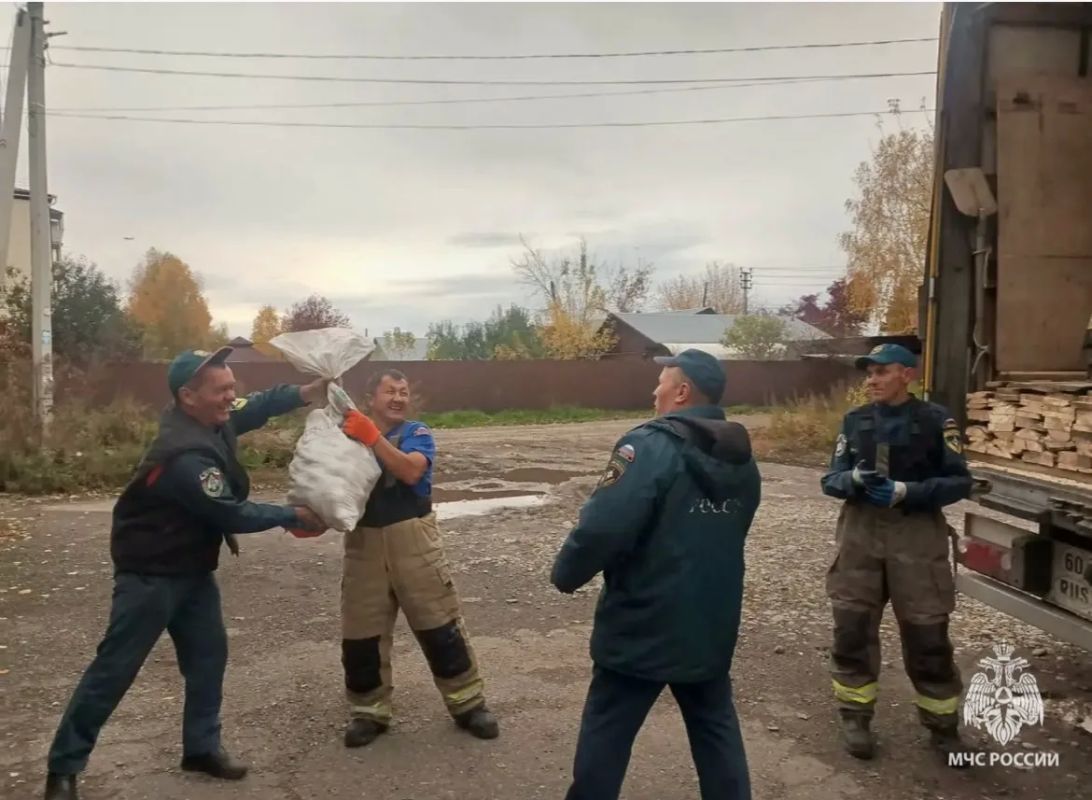 Пожарные оказали помощь в погрузке Пожарные оказали помощь в погрузке