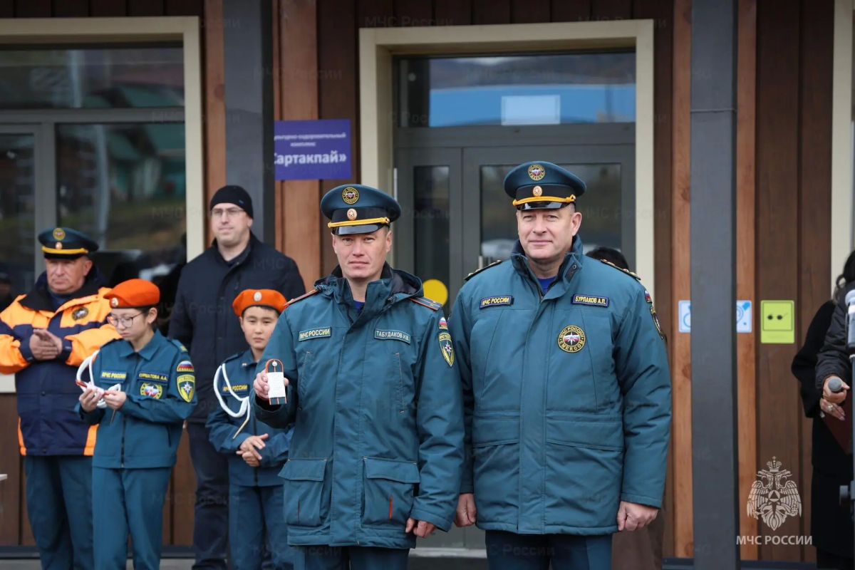 В селе Онгудай на торжественной церемонии открытия соревнований по пожарному кроссфиту личному составу были присвоены очередные специальные звания, а также вручены ведомственные награды В селе Онгудай на торжественной церемонии открытия соревнований по пожарному кроссфиту личному составу были присвоены очередные специальные звания, а также вручены ведомственные награды