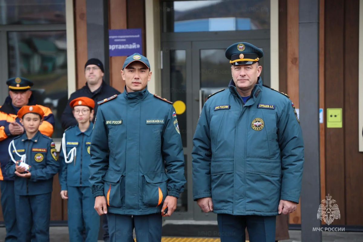 В селе Онгудай на торжественной церемонии открытия соревнований по пожарному кроссфиту личному составу были присвоены очередные специальные звания, а также вручены ведомственные награды В селе Онгудай на торжественной церемонии открытия соревнований по пожарному кроссфиту личному составу были присвоены очередные специальные звания, а также вручены ведомственные награды