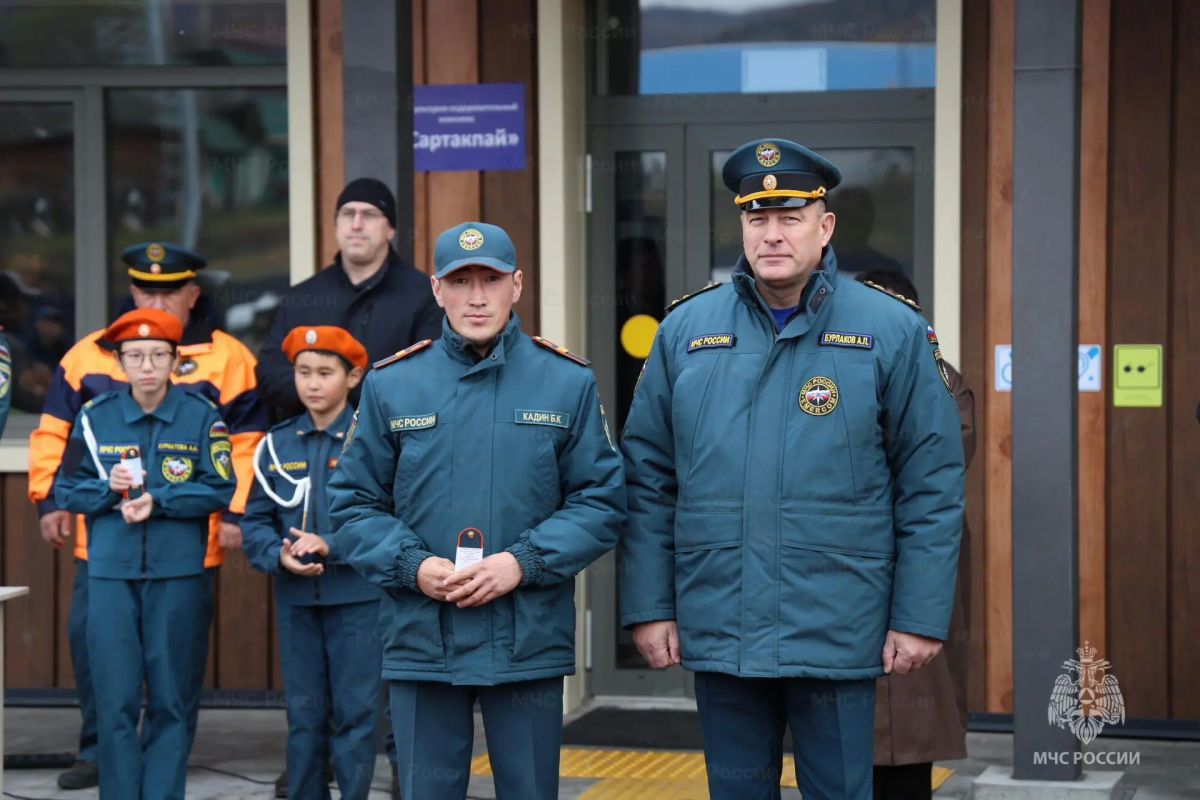 В селе Онгудай на торжественной церемонии открытия соревнований по пожарному кроссфиту личному составу были присвоены очередные специальные звания, а также вручены ведомственные награды В селе Онгудай на торжественной церемонии открытия соревнований по пожарному кроссфиту личному составу были присвоены очередные специальные звания, а также вручены ведомственные награды
