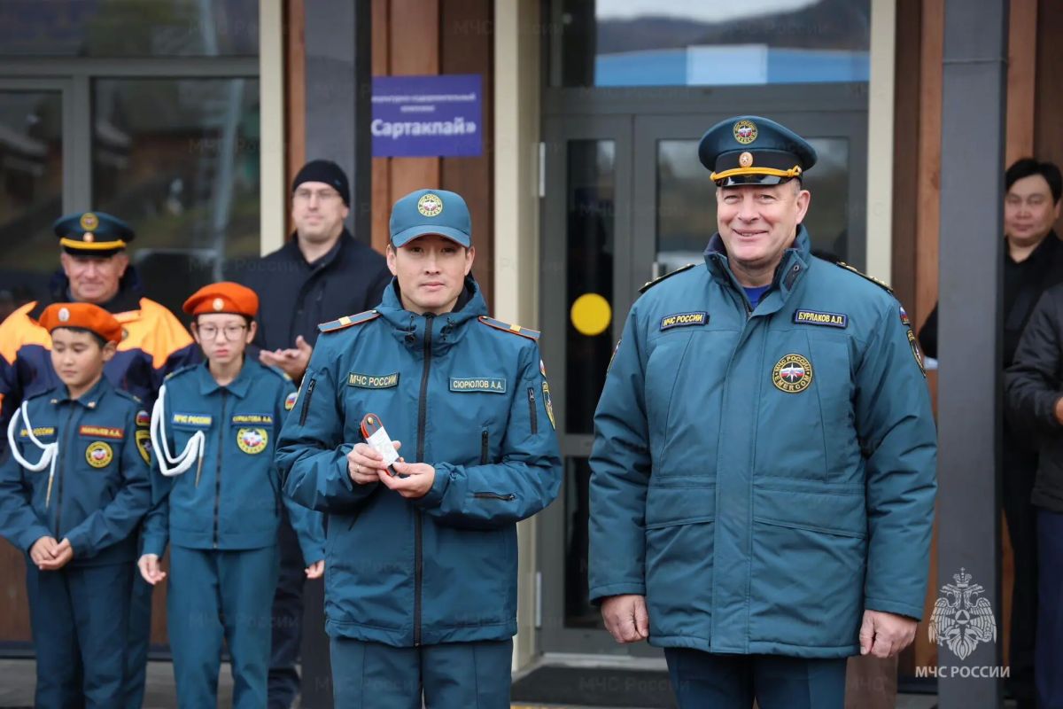 В селе Онгудай на торжественной церемонии открытия соревнований по пожарному кроссфиту личному составу были присвоены очередные специальные звания, а также вручены ведомственные награды В селе Онгудай на торжественной церемонии открытия соревнований по пожарному кроссфиту личному составу были присвоены очередные специальные звания, а также вручены ведомственные награды