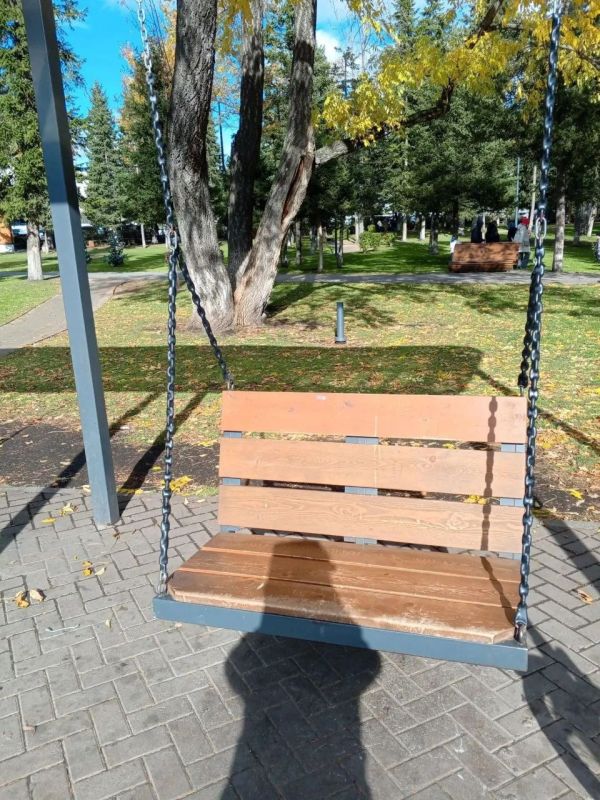 В минувшие выходные в Центральном сквере культуры и отдыха Горно-Алтайска вновь повредили качели в перголах у памятника В. И. Ленину. Сотрудникам Центра бытового обслуживания и благоустройства пришлось дважды их ремонтировать