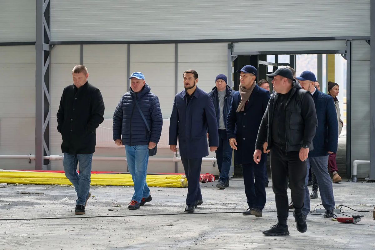 Александр Прокопьев: Осмотрели и ход строительства физкультурно-оздоровительного комплекса в селе Чемал Александр Прокопьев: Осмотрели и ход строительства физкультурно-оздоровительного комплекса в селе Чемал