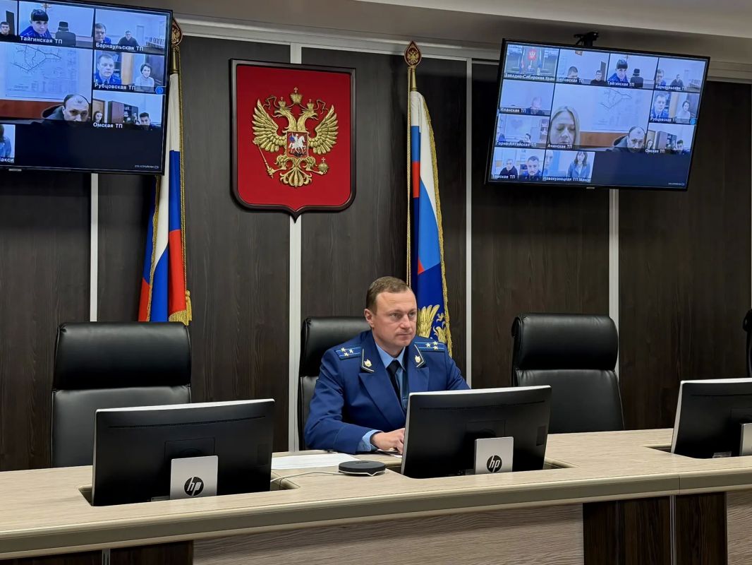 Сегодня исполняющий обязанности Западно-Сибирского транспортного прокурора Виталий Бавыка провел личный прием жителей Республики Алтай, Алтайского и Красноярского краев, Кемеровской и Томской областей