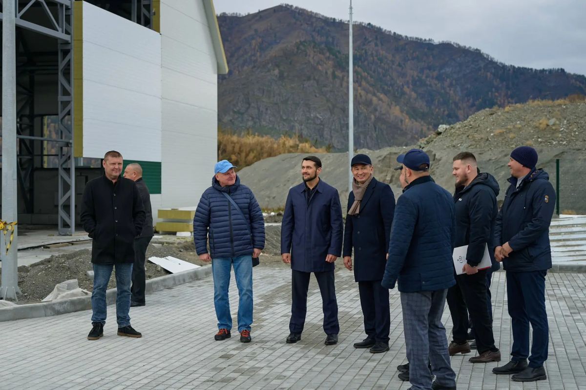 Александр Прокопьев: Осмотрели и ход строительства физкультурно-оздоровительного комплекса в селе Чемал Александр Прокопьев: Осмотрели и ход строительства физкультурно-оздоровительного комплекса в селе Чемал