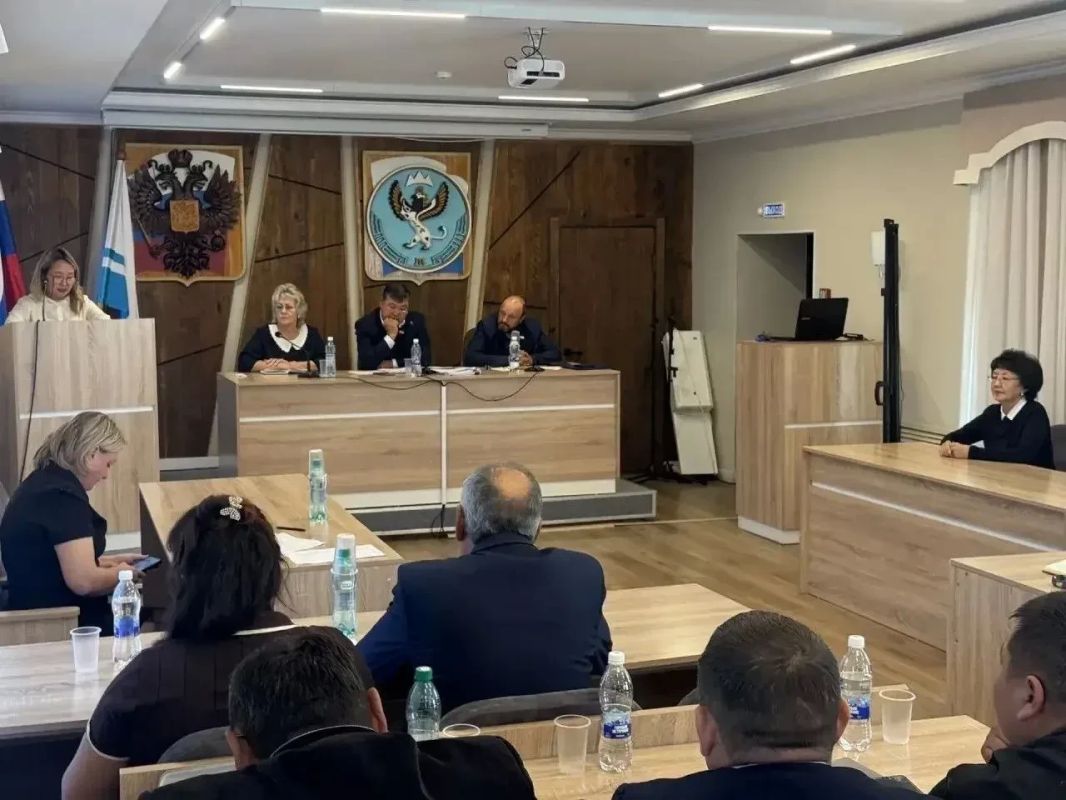 Председатель Комитета по национальной политике, образованию, культуре, общественным объединениям и СМИ Наталья Екеева приняла участие в очередной сессии Совета депутатов Шебалинского района