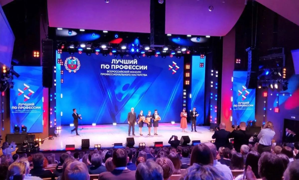 Сейчас в Барнауле в КЗ "Сибирь" чествуют победителей и призеров ежегодных краевых конкурсов "Лучший по профессии" и "Лучший шеф-наставник" Сейчас в Барнауле в КЗ "Сибирь" чествуют победителей и призеров ежегодных краевых конкурсов "Лучший по профессии" и "Лучший шеф-наставник"