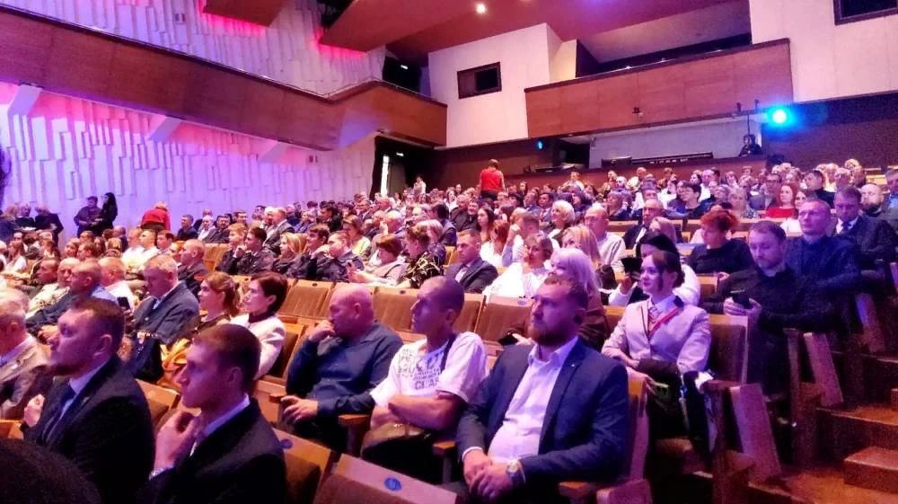 Сейчас в Барнауле в КЗ "Сибирь" чествуют победителей и призеров ежегодных краевых конкурсов "Лучший по профессии" и "Лучший шеф-наставник"