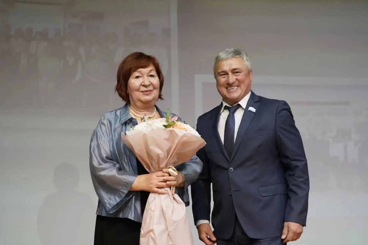 Сегодня в Горно-Алтайске отметили 90-летие средней школы № 12. В этот праздничный день в адрес ветеранов педагогического труда, учителей и родителей прозвучало множество теплых слов и поздравлений Сегодня в Горно-Алтайске отметили 90-летие средней школы № 12. В этот праздничный день в адрес ветеранов педагогического труда, учителей и родителей прозвучало множество теплых слов и поздравлений