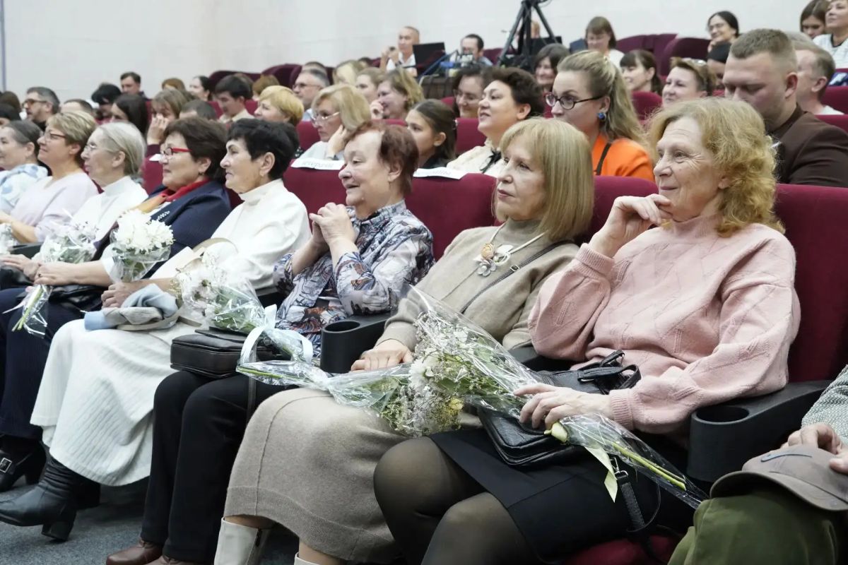Сегодня в Горно-Алтайске отметили 90-летие средней школы № 12. В этот праздничный день в адрес ветеранов педагогического труда, учителей и родителей прозвучало множество теплых слов и поздравлений Сегодня в Горно-Алтайске отметили 90-летие средней школы № 12. В этот праздничный день в адрес ветеранов педагогического труда, учителей и родителей прозвучало множество теплых слов и поздравлений