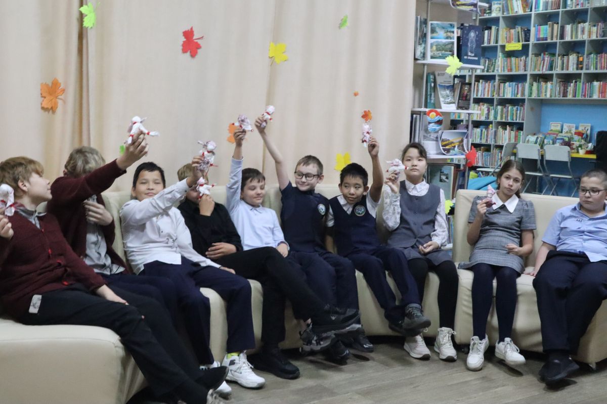 Как одна семья. В рамках Месячника пожилого человека в городской модельной библиотеке №2 прошел необычный творческий час «К бабушке в гости» Как одна семья. В рамках Месячника пожилого человека в городской модельной библиотеке №2 прошел необычный творческий час «К бабушке в гости»