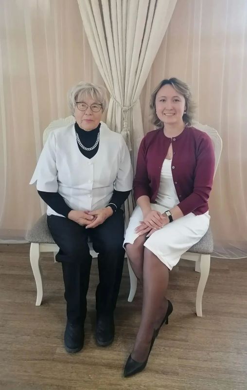 За окном мокрый снег и холод, листопад кружится на ветру За окном мокрый снег и холод, листопад кружится на ветру