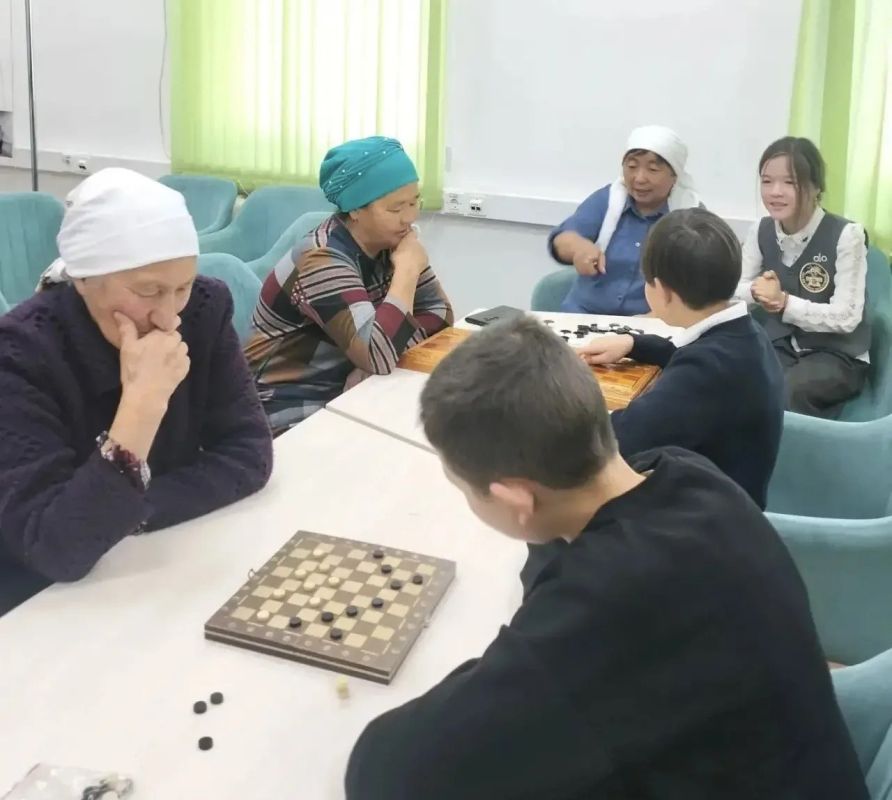 В семейном МФЦ Кош-Агачского района волонтёры отряда «Доброе сердце» в рамках Месячника пожилого человека провели для участников клуба «Старшее поколение» интегрированное праздничное мероприятие «Мудрецы и юнцы, в котором... В семейном МФЦ Кош-Агачского района волонтёры отряда «Доброе сердце» в рамках Месячника пожилого человека провели для участников клуба «Старшее поколение» интегрированное праздничное мероприятие «Мудрецы и юнцы, в котором...