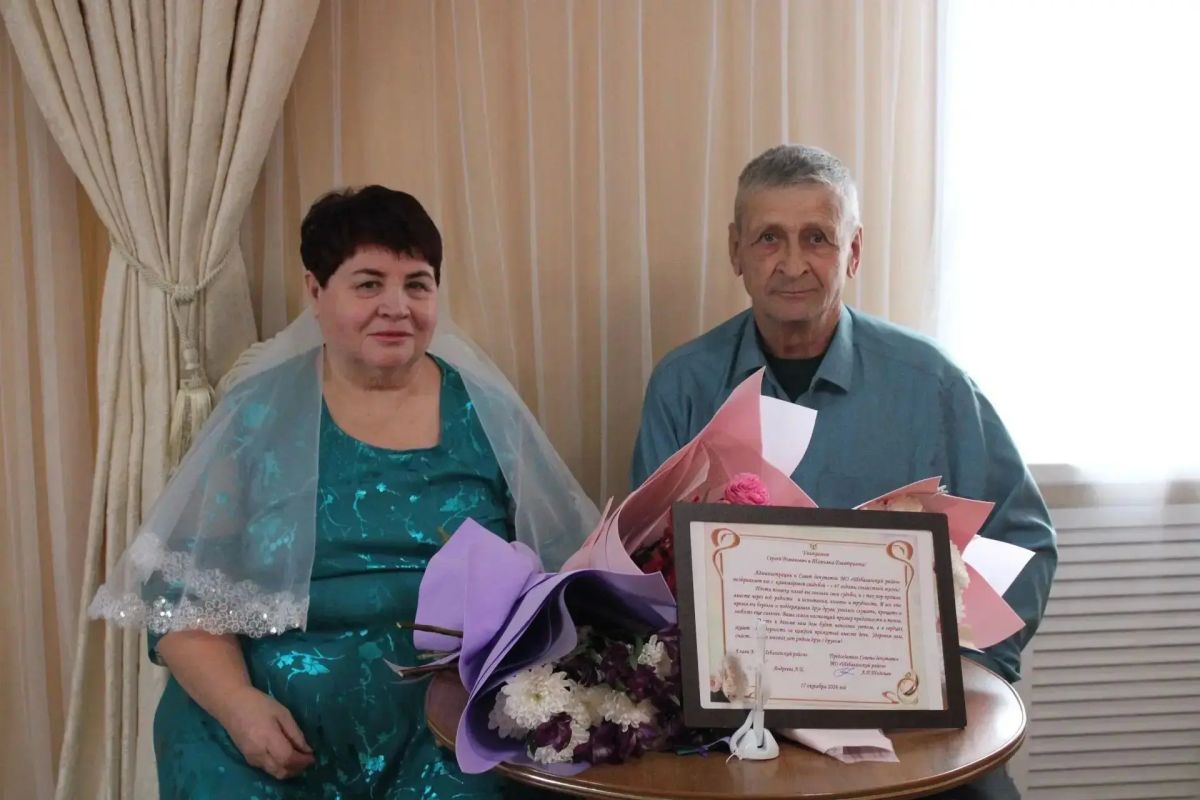 За окном мокрый снег и холод, листопад кружится на ветру