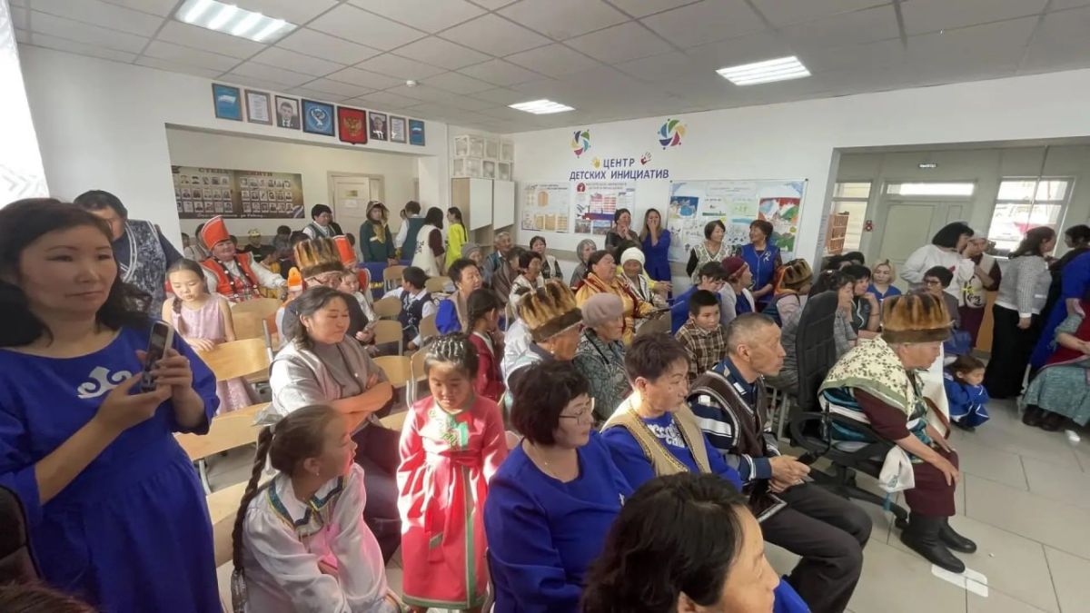 В Мендур-Сокконской школе в честь Дня алтайского языка прошло торжественное мероприятие, где чествовали людей, сохраняющих и развивающих родную культуру В Мендур-Сокконской школе в честь Дня алтайского языка прошло торжественное мероприятие, где чествовали людей, сохраняющих и развивающих родную культуру