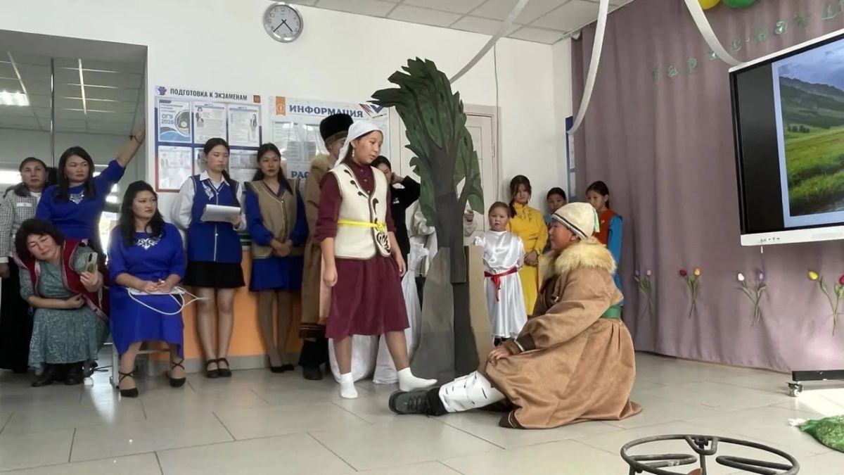В Мендур-Сокконской школе в честь Дня алтайского языка прошло торжественное мероприятие, где чествовали людей, сохраняющих и развивающих родную культуру В Мендур-Сокконской школе в честь Дня алтайского языка прошло торжественное мероприятие, где чествовали людей, сохраняющих и развивающих родную культуру