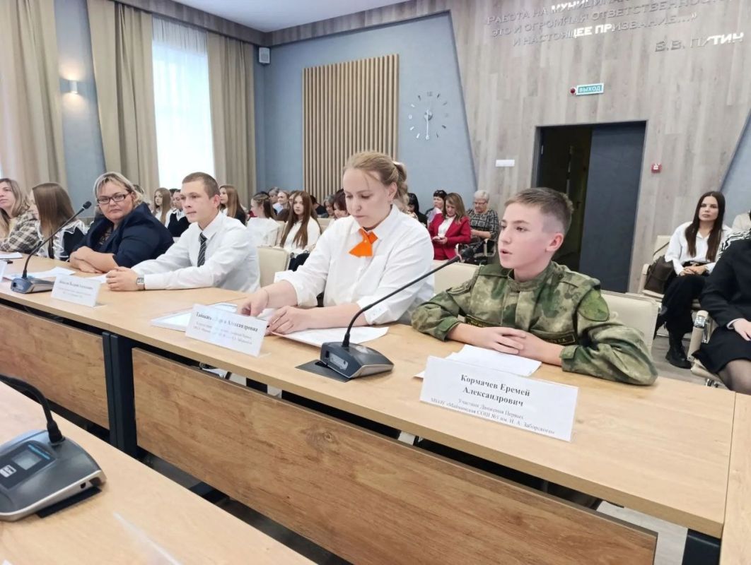 Глава Майминского района Пётр Громов принял участие в заседании муниципального координационного совета «Движения Первых» Глава Майминского района Пётр Громов принял участие в заседании муниципального координационного совета «Движения Первых»