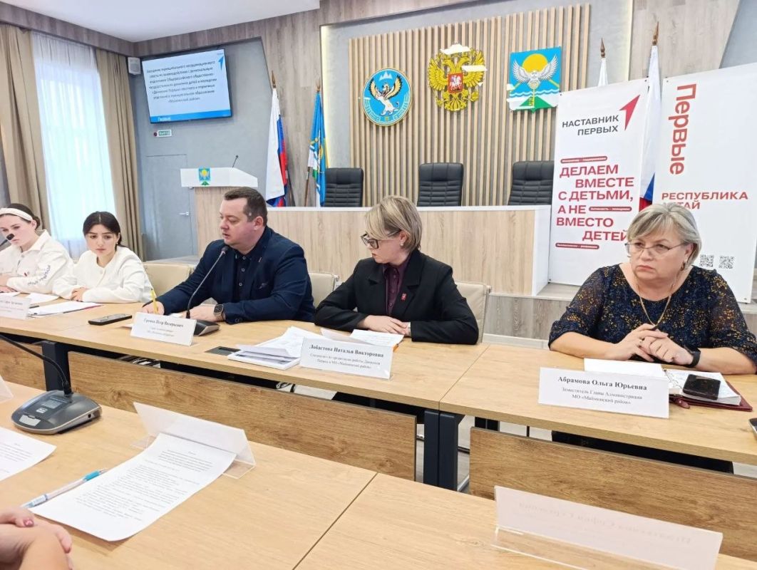 Глава Майминского района Пётр Громов принял участие в заседании муниципального координационного совета «Движения Первых» Глава Майминского района Пётр Громов принял участие в заседании муниципального координационного совета «Движения Первых»