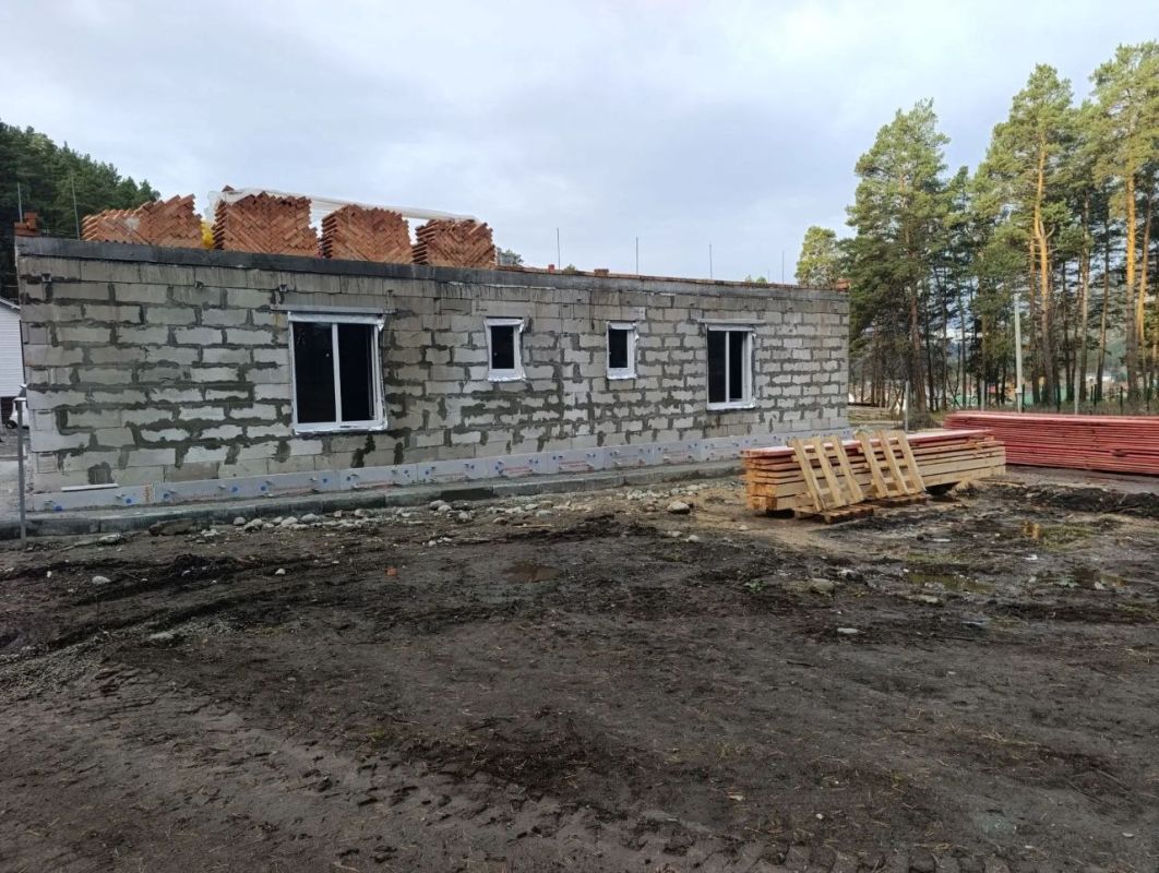 Глава Майминского района Пётр Громов провёл выездную планёрку в селе Манжерок, где проинспектировал ход строительства двухквартирного жилого дома для учителей Глава Майминского района Пётр Громов провёл выездную планёрку в селе Манжерок, где проинспектировал ход строительства двухквартирного жилого дома для учителей