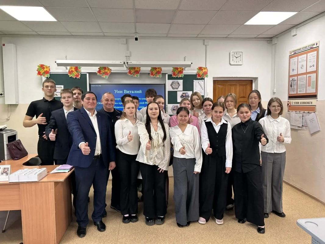 Заместитель министра молодёжной политики и спорта Республики Алтай поздравил учащихся и провёл открытый урок в гимназии № 3 Заместитель министра молодёжной политики и спорта Республики Алтай поздравил учащихся и провёл открытый урок в гимназии № 3