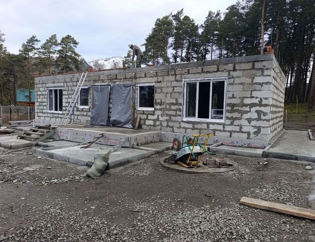Глава Майминского района Пётр Громов провёл выездную планёрку в селе Манжерок, где проинспектировал ход строительства двухквартирного жилого дома для учителей Глава Майминского района Пётр Громов провёл выездную планёрку в селе Манжерок, где проинспектировал ход строительства двухквартирного жилого дома для учителей