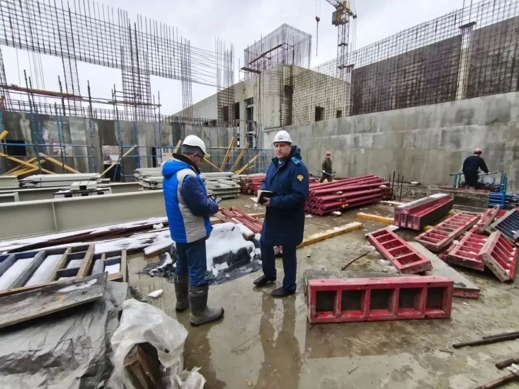 «Прокуратура г. Горно-Алтайска контролирует строительство Республиканского классического лицея» «Прокуратура г. Горно-Алтайска контролирует строительство Республиканского классического лицея»