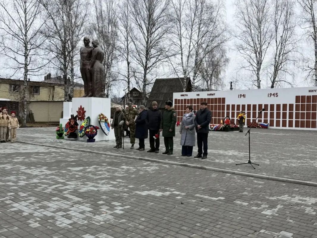 В Турочакском районе открыли Аллею Славы Героев специальной военной операции. На мемориальных досках увековечены имена земляков, погибших при исполнении воинского долга. Обновленный мемориал станет местом, где жители смогут... В Турочакском районе открыли Аллею Славы Героев специальной военной операции. На мемориальных досках увековечены имена земляков, погибших при исполнении воинского долга. Обновленный мемориал станет местом, где жители смогут...