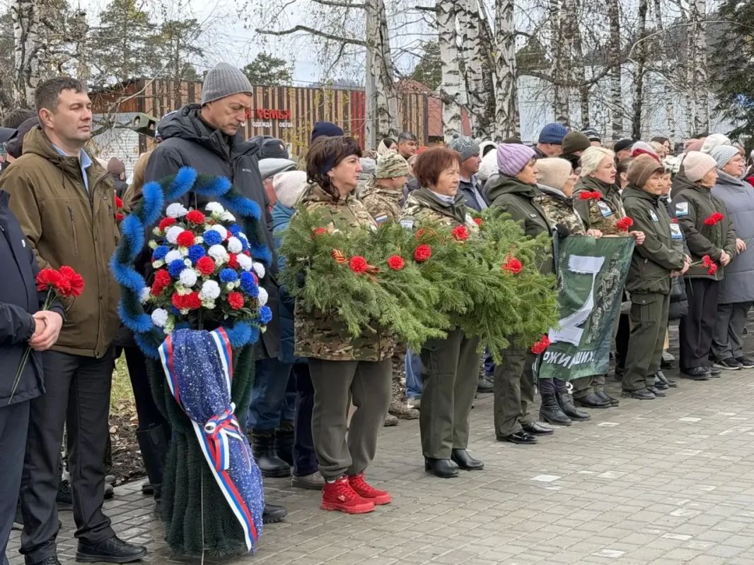 В Турочакском районе открыли Аллею Славы Героев специальной военной операции. На мемориальных досках увековечены имена земляков, погибших при исполнении воинского долга. Обновленный мемориал станет местом, где жители смогут... В Турочакском районе открыли Аллею Славы Героев специальной военной операции. На мемориальных досках увековечены имена земляков, погибших при исполнении воинского долга. Обновленный мемориал станет местом, где жители смогут...