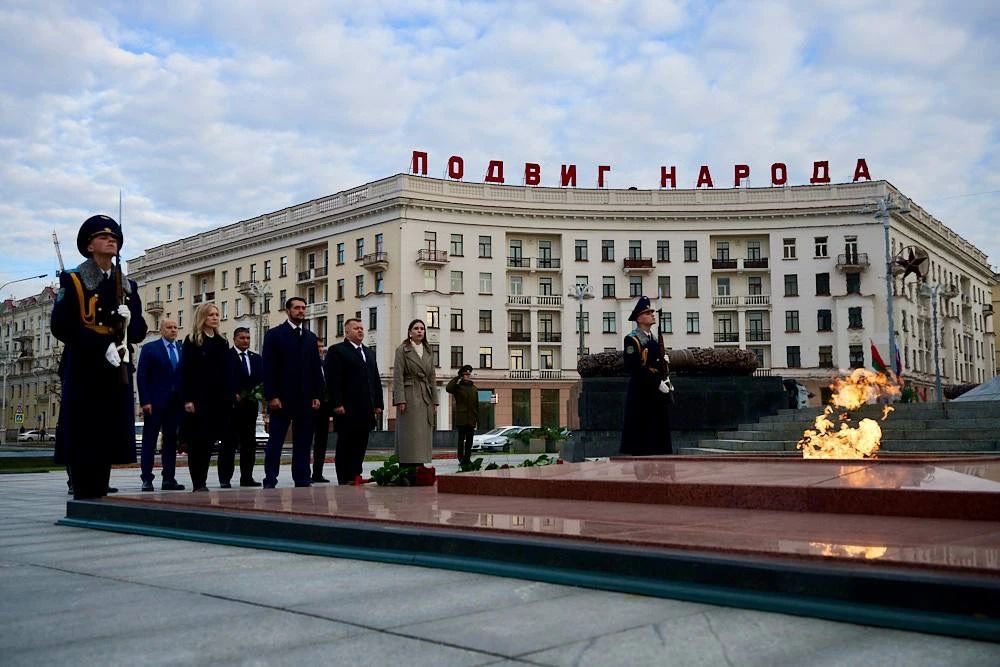 Александр Прокопьев: Возложили цветы к Монументу Победы в городе Минске Александр Прокопьев: Возложили цветы к Монументу Победы в городе Минске