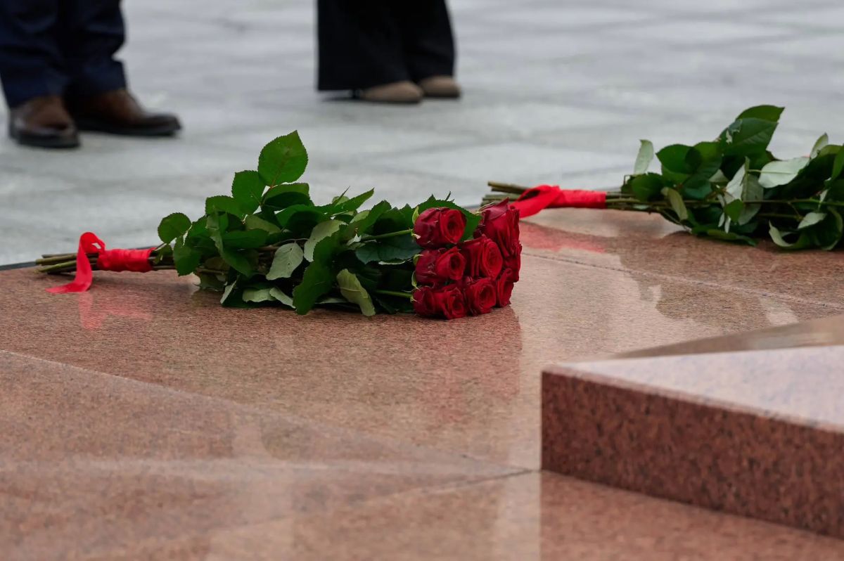 Александр Прокопьев: Возложили цветы к Монументу Победы в городе Минске Александр Прокопьев: Возложили цветы к Монументу Победы в городе Минске
