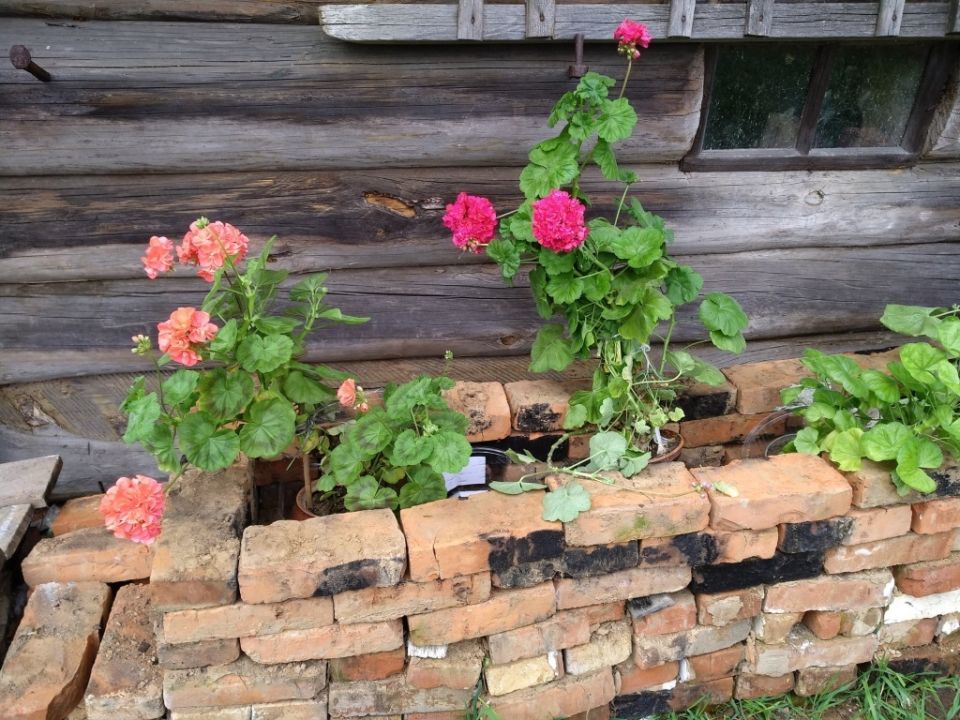 Не выбрасывайте старый кирпич: идеи для использования на даче