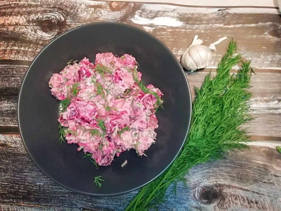 Легкий и вкусный салат на осень: как запеченная свекла и картофель покоряют сердца