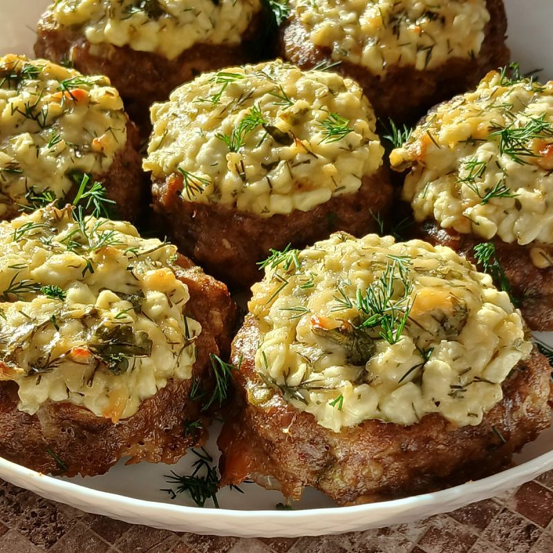 Необычная ватрушка: потрясающий рецепт с мясом и сыром