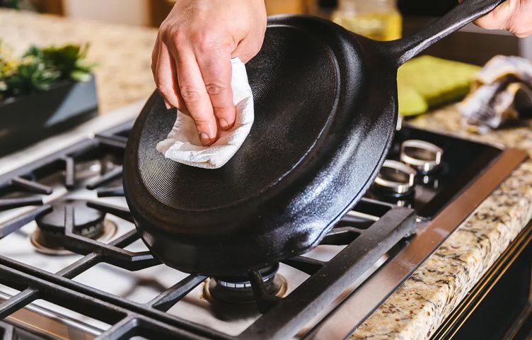 Как сохранить чугунную посуду в идеальном состоянии: секреты от шеф-повара