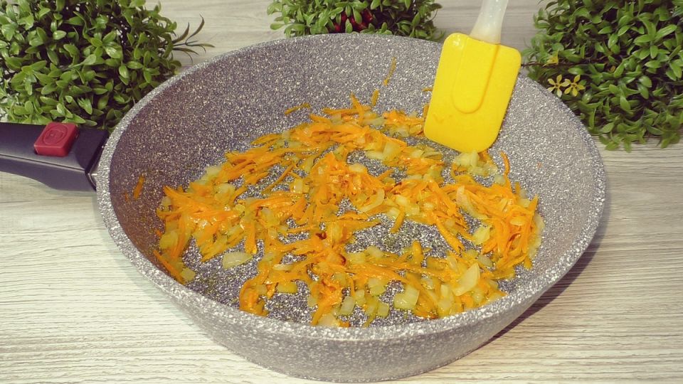 Быстрый и вкусный ужин за одну сковороду: кулинарный хак для занятых